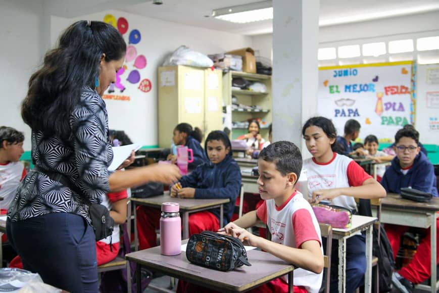Estudiantes promueven preservación de la Tierra mediante la literatura